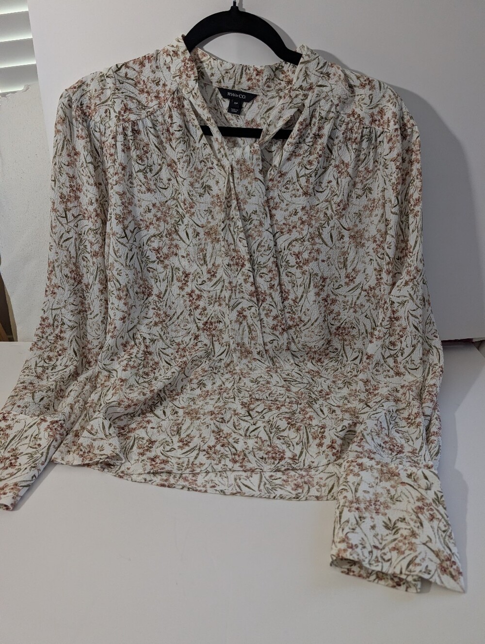 RW & Co Women's Cream Floral Long-Sleeve Blouse